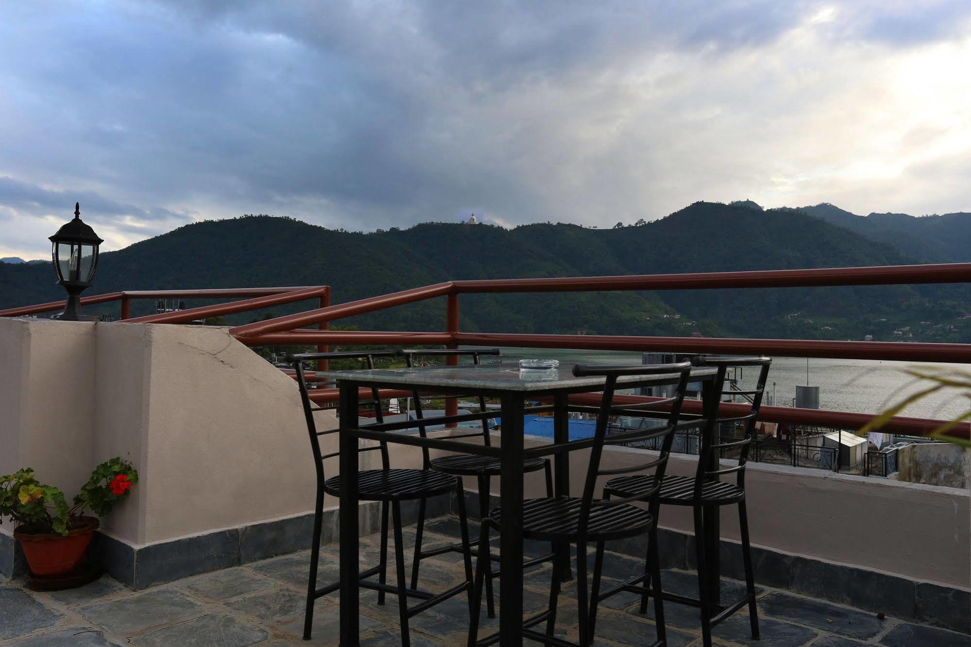 Hotel Pancharatna Pokhara Extérieur photo